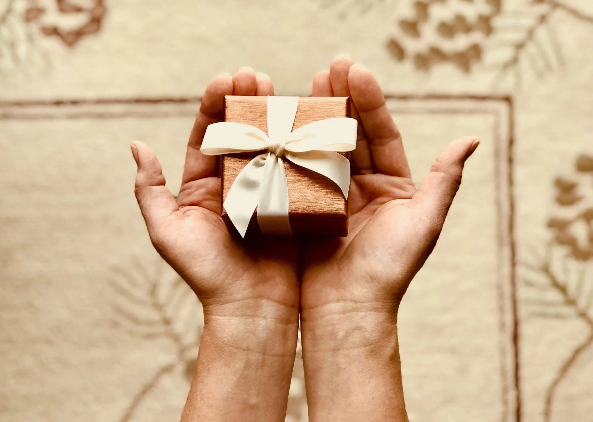 The Art of the Closing Gift: A Guide for Realtors