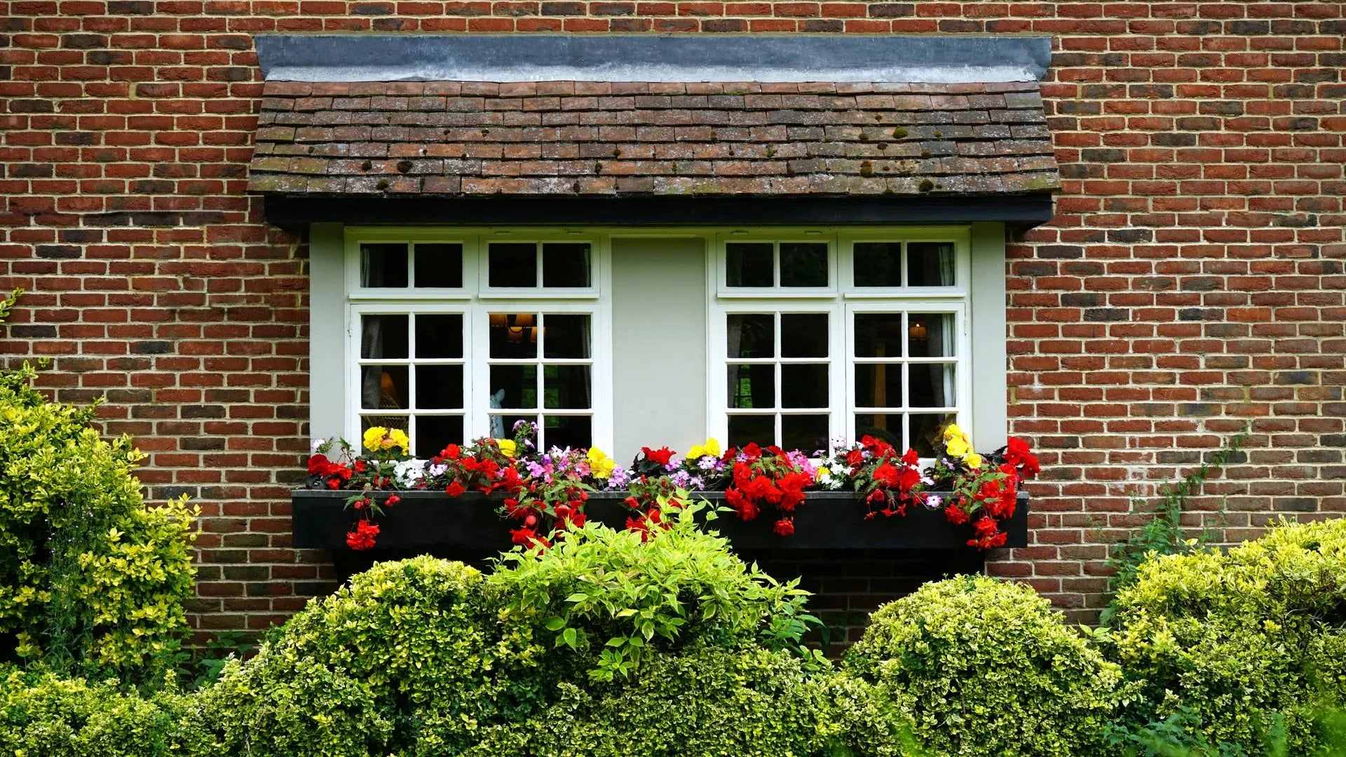 Spring Landscaping Tips Realtors Can Share to Boost Curb Appeal